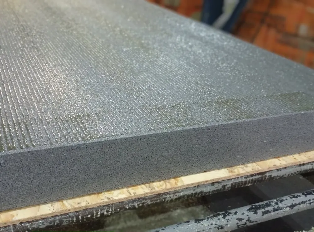 Нанесение клея на утеплитель NEOPOR — производство СИП