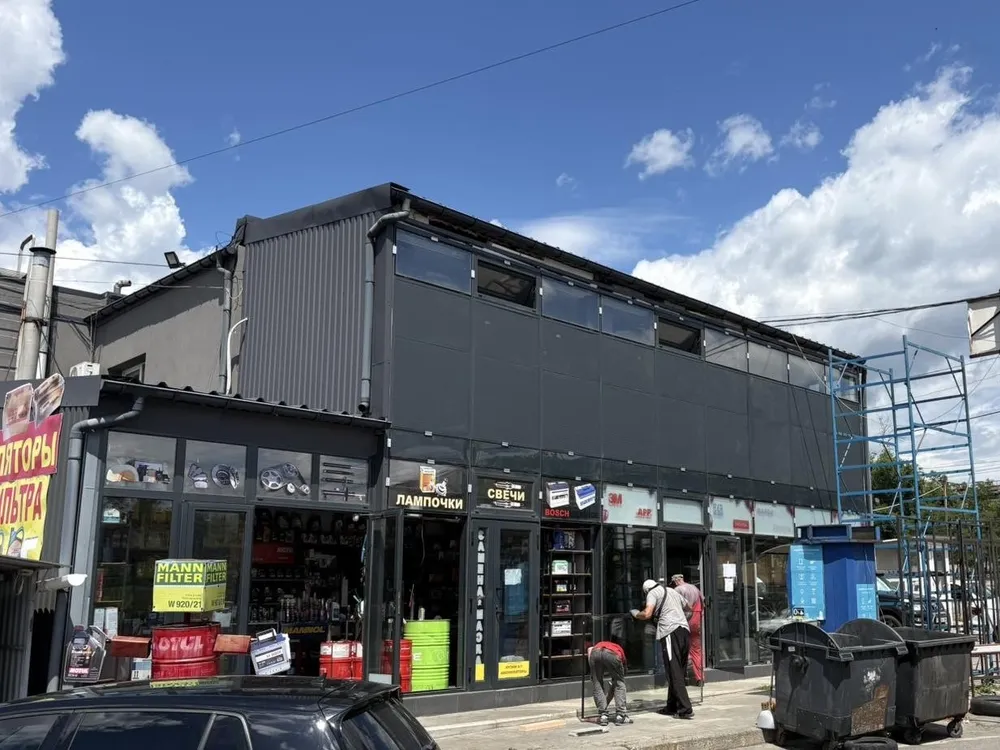 Стеновые сэндвич-панели на объекте — авторынок, Днепр, RAL 7016 mat